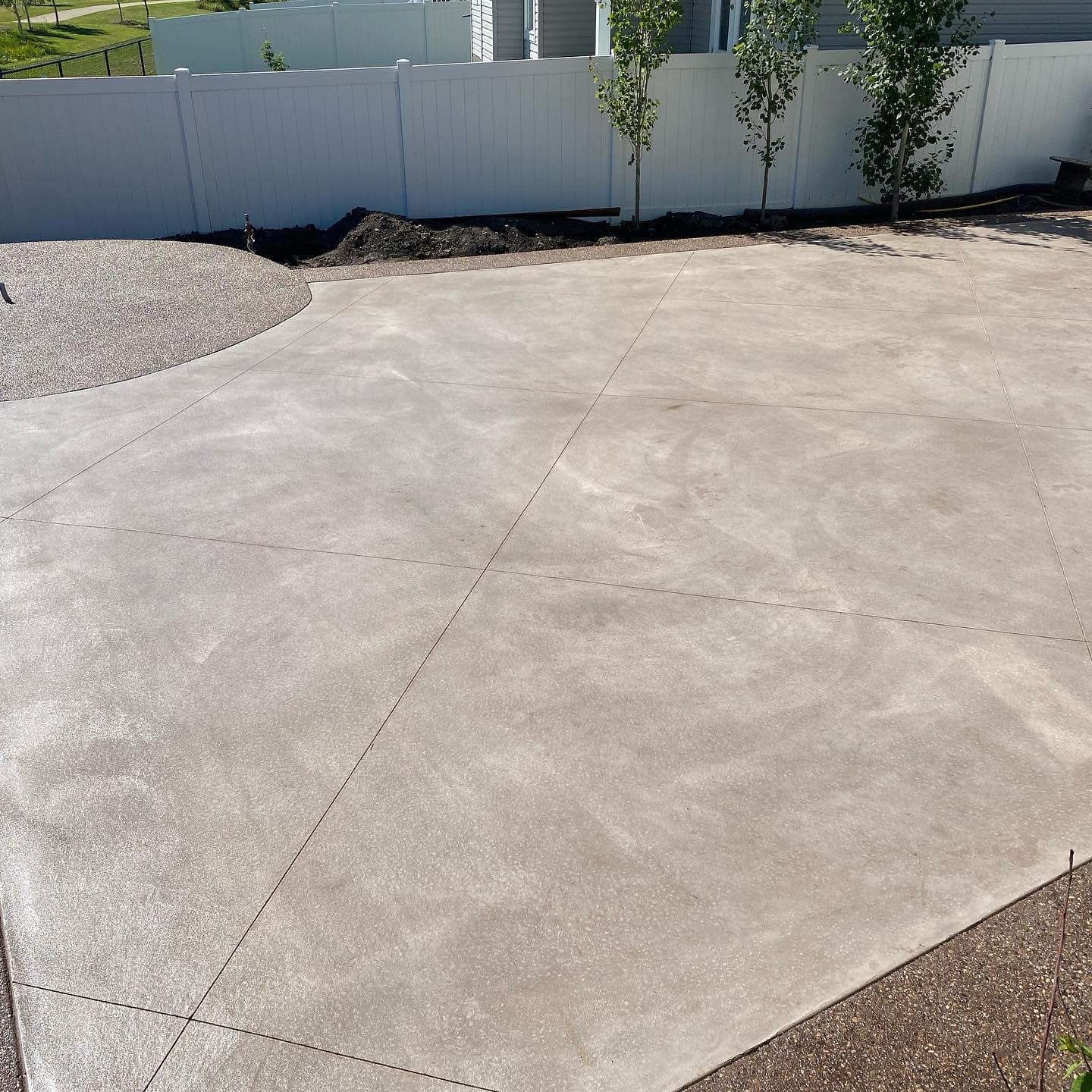 Finished exposed aggregate concrete surface